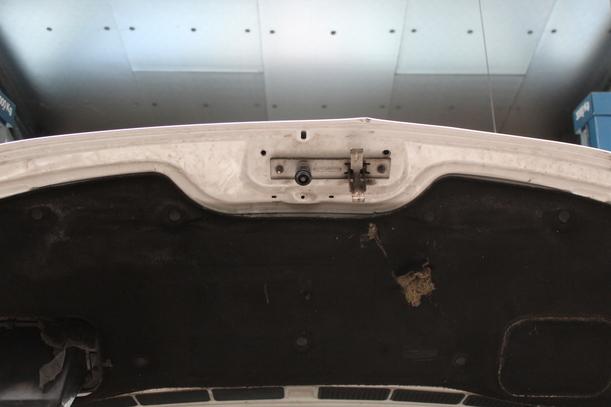 Foto: MOTORHAUBE eines Opel Movano 2.5 D L3H2