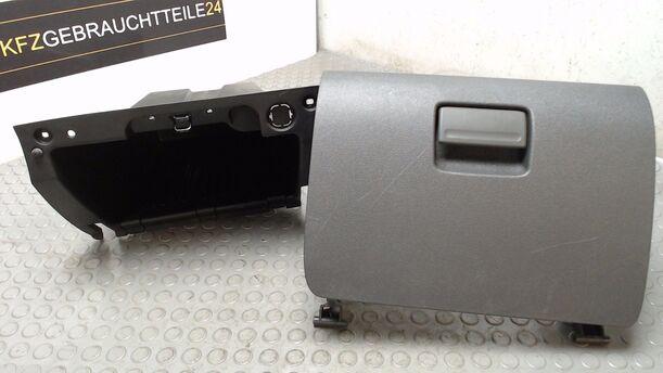 Foto: HANDSCHUHFACH eines Ford Focus Turnier 1.6 TDCi