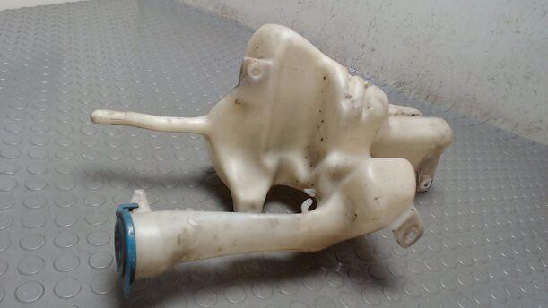 Foto: SCHEIBENWASCHBEHÄLTER eines Volvo V40 1.8