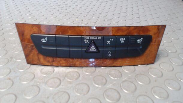 Foto: SCHALTERLEISTE/ WARNBLINKSCHALTER eines Mercedes-Benz E 220 T CDI Automatik GL