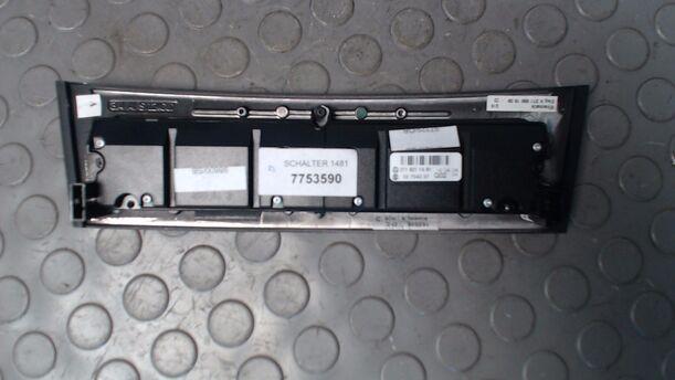 Foto: SCHALTERLEISTE/ WARNBLINKSCHALTER eines Mercedes-Benz E 220 T CDI Automatik GL