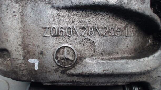 Foto: BREMSSATTEL VORN LINKS eines Mercedes-Benz E 220 T CDI Automatik GLX