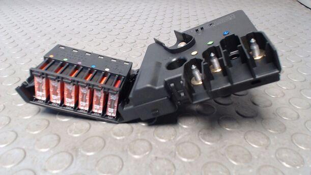 Foto: SICHERUNGSKASTEN BATTERIE eines Mercedes-Benz E 220 T CDI Automatik GL