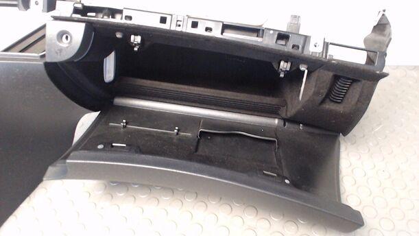 Foto: HANDSCHUHFACH eines Mercedes-Benz E 220 T CDI Automatik GLX