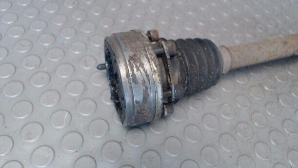 Foto: ANTRIEBSWELLE LINKS eines VW Polo 60