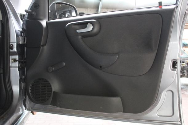 Foto: TÜR VORN RECHTS (4/5-Türer) eines Opel Corsa 1.2 16V