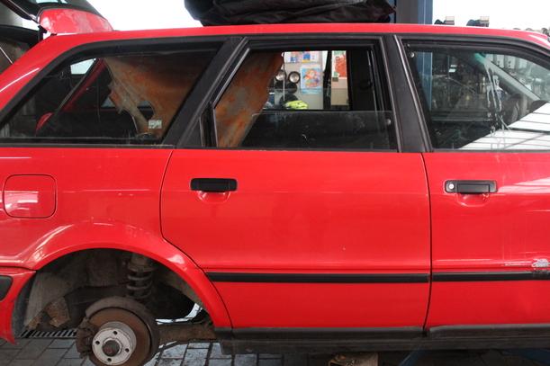 Foto: TÜR HINTEN RECHTS eines Audi 80 Avant 2.0 E