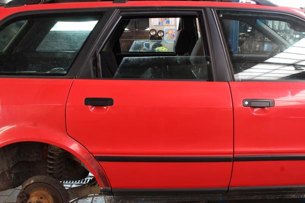 Foto: TÜR HINTEN RECHTS eines Audi 80 Avant 2.0 E
