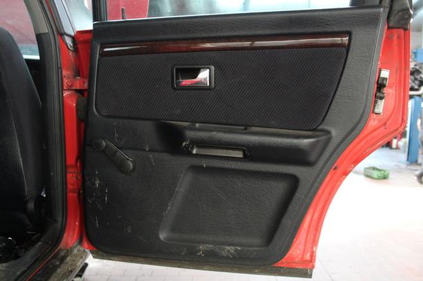 Foto: TÜR HINTEN RECHTS eines Audi 80 Avant 2.0 E