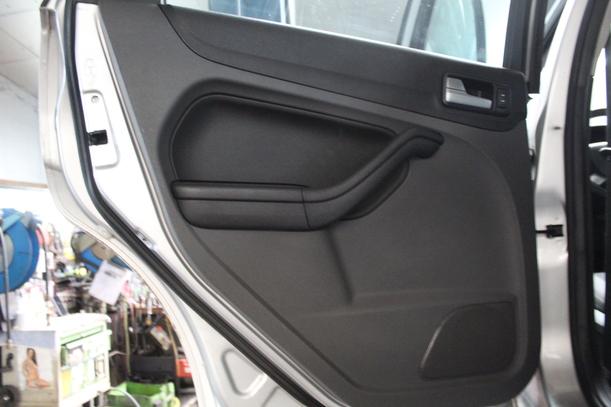 Foto: TÜR HINTEN LINKS ( VOR FACELIFT ) eines Ford Focus Turnier 1.8 TS