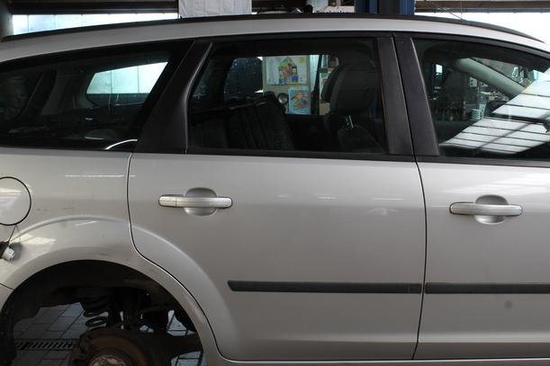 Foto: TÜR HINTEN RECHTS ( VOR FACELIFT ) eines Ford Focus Turnier 1.8 TS