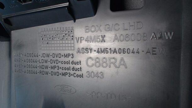 Foto: HANDSCHUHFACH eines Ford Focus Turnier 1.8 TS
