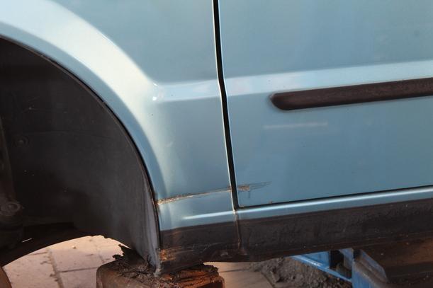 Foto: KOTFLÜGEL LINKS eines Fiat Cinquecento 0.9 i.e.