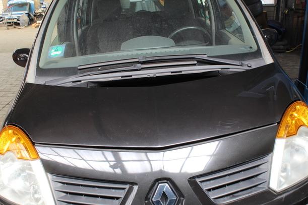 Foto: MOTORHAUBE eines Renault Modus 1.2 16V