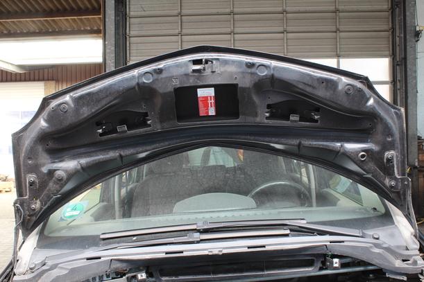 Foto: MOTORHAUBE eines Renault Modus 1.2 16V
