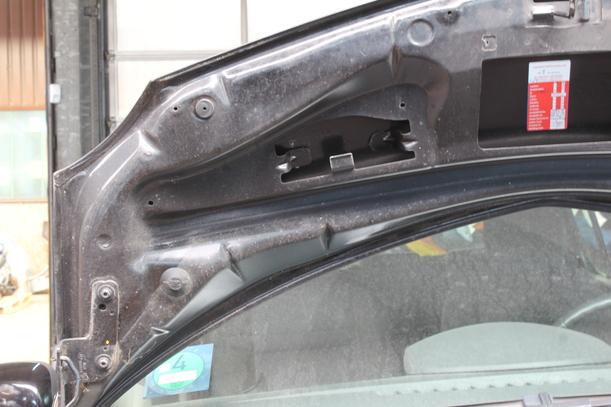 Foto: MOTORHAUBE eines Renault Modus 1.2 16V