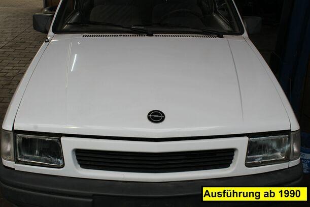 Foto: MOTORHAUBE eines Opel Corsa LS