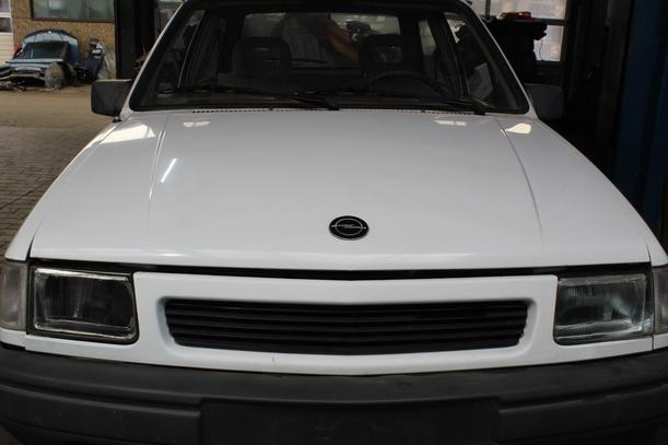 Foto: MOTORHAUBE eines Opel Corsa LS