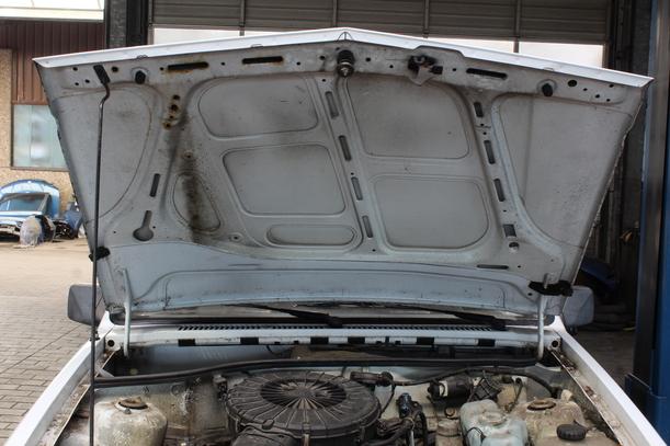 Foto: MOTORHAUBE eines Opel Corsa LS