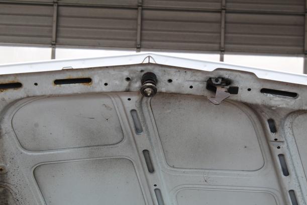Foto: MOTORHAUBE eines Opel Corsa LS