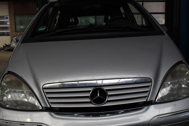 Foto: MOTORHAUBE eines Mercedes-Benz A 140