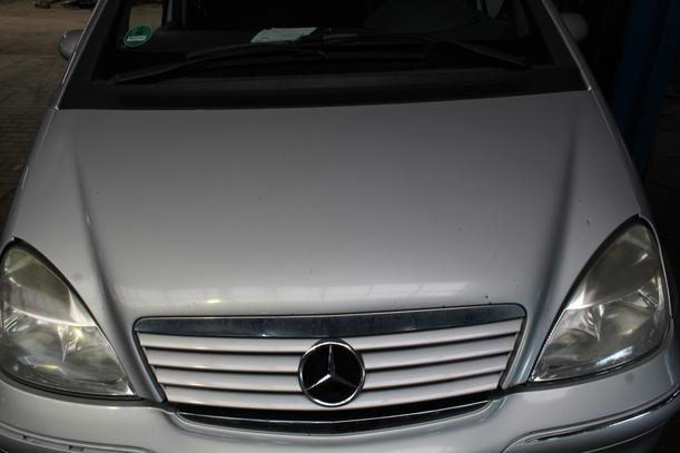 Foto: MOTORHAUBE eines Mercedes-Benz A 140