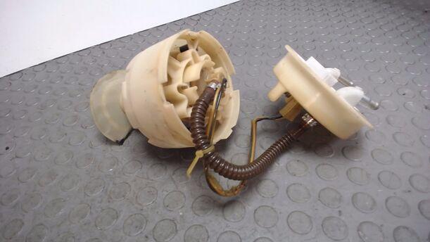 Foto: KRAFTSTOFFPUMPE eines VW Passat Variant 1.8 5V GLX