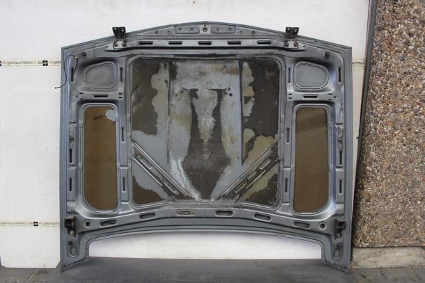 Foto: MOTORHAUBE eines BMW 728 i