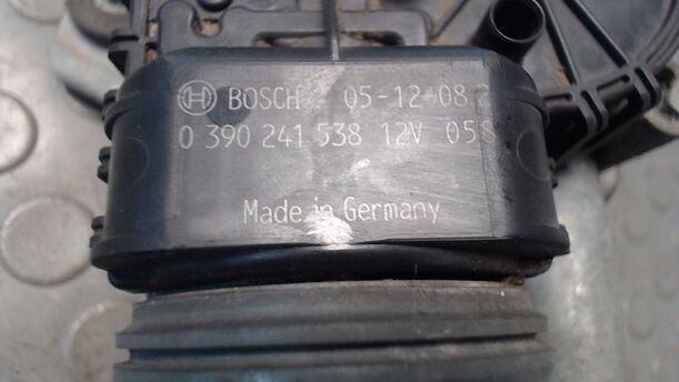 Foto: SCHEIBENWISCHERMOTOR VORN eines Opel Astra 1.7 CDTI Caravan Sport
