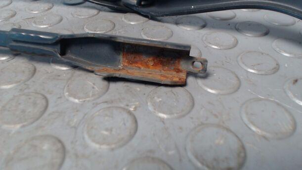 Foto: SCHEIBENWISCHERARME VORN eines Opel Corsa 1.0 12V