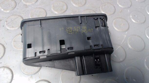 Foto: FENSTERHEBERSCHALTER eines Opel Corsa 1.0 12V