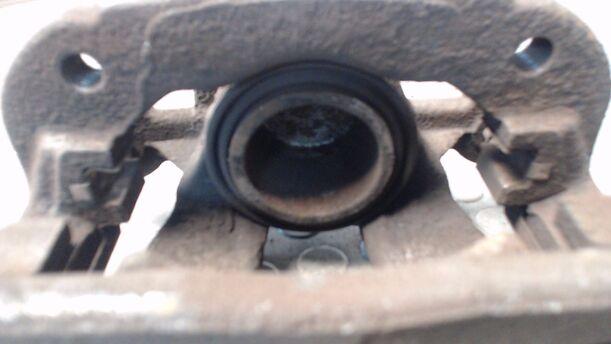 Foto: BREMSSATTEL VORN RECHTS eines BMW 118d DPF SR