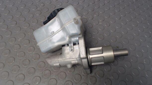 Foto: HAUPTBREMSZYLINDER eines BMW 118d DPF