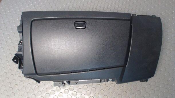 Foto: HANDSCHUHFACH eines BMW 118d DPF CLX