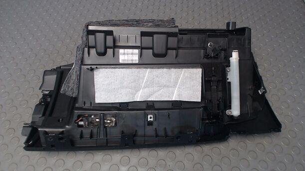 Foto: HANDSCHUHFACH eines BMW 118d DPF CLX