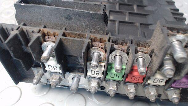 Foto: SICHERUNGSKASTEN ZENTRALELEKTRIK eines VW Golf Variant 1.9 TDI DPF