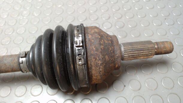 Foto: ANTRIEBSWELLE LINKS eines Ford Mondeo 2.0 Turnier TDCi DPF
