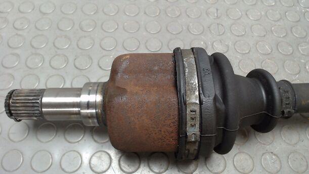 Foto: ANTRIEBSWELLE LINKS eines Ford Mondeo 2.0 Turnier TDCi DPF