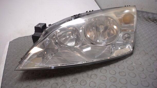 Foto: SCHEINWERFER LINKS (leicht matt) eines Ford Mondeo 1.8 Turnier