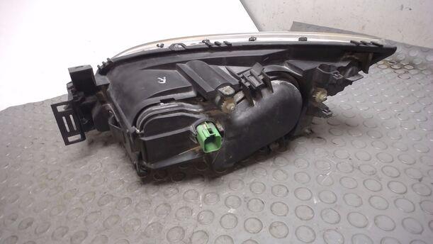 Foto: SCHEINWERFER RECHTS (leicht matt) eines Ford Mondeo 1.8 Turnier