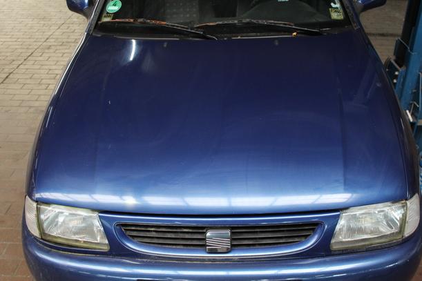 Foto: MOTORHAUBE eines Seat Cordoba 1.4 MPI