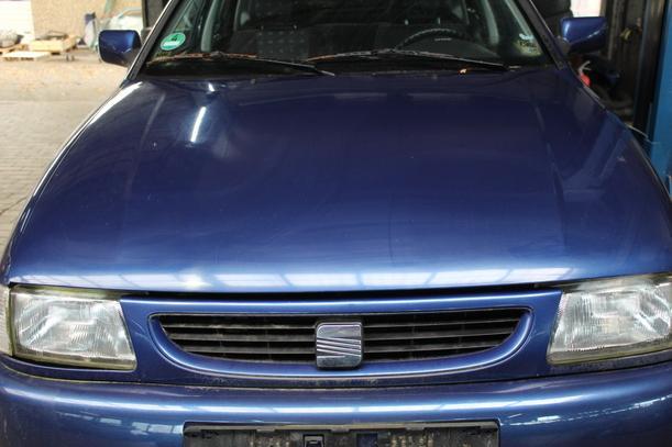 Foto: MOTORHAUBE eines Seat Cordoba 1.4 MPI