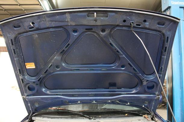 Foto: MOTORHAUBE eines Seat Cordoba 1.4 MPI