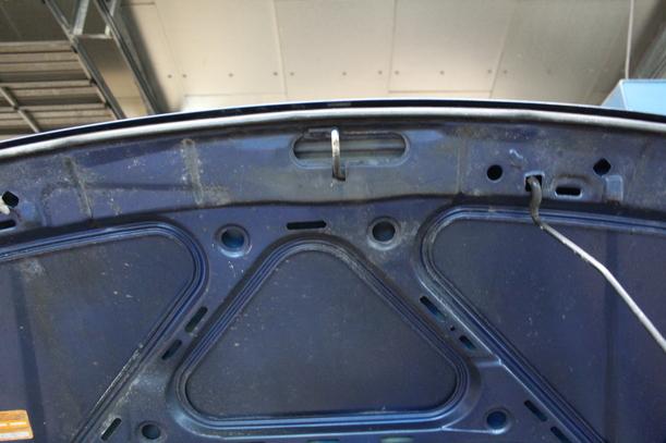 Foto: MOTORHAUBE eines Seat Cordoba 1.4 MPI