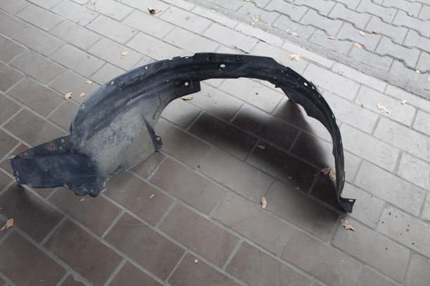 Foto: RADHAUSSCHALE/ INNENRADHAUS VORN LINKS eines Mazda 626 2.0 TD
