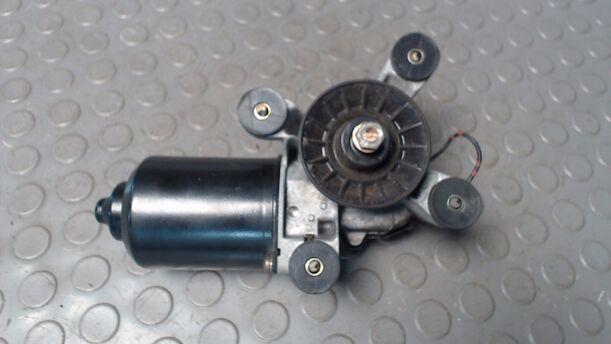 Foto: SCHEIBENWISCHERMOTOR VORN eines Mazda 626 2.0 TD CLX