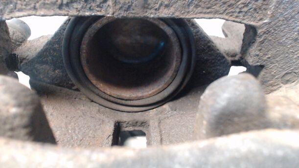 Foto: BREMSSATTEL VORN RECHTS eines Mazda 626 2.0 TD CLX