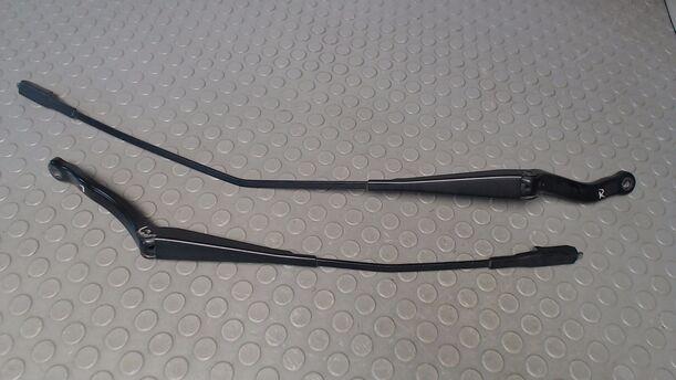 Foto: SCHEIBENWISCHERARME VORN eines Opel Corsa 1.2 16V Sport