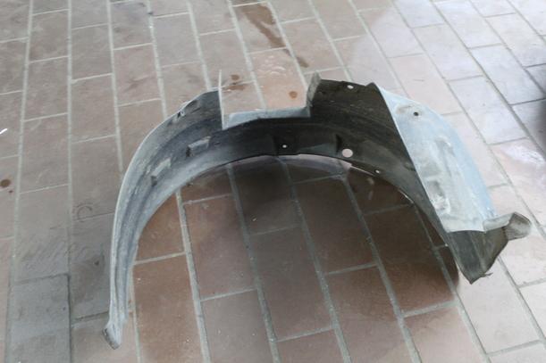 Foto: RADHAUSSCHALE/ INNENRADHAUS VORN LINKS eines Opel Corsa 1.0 12V Sport