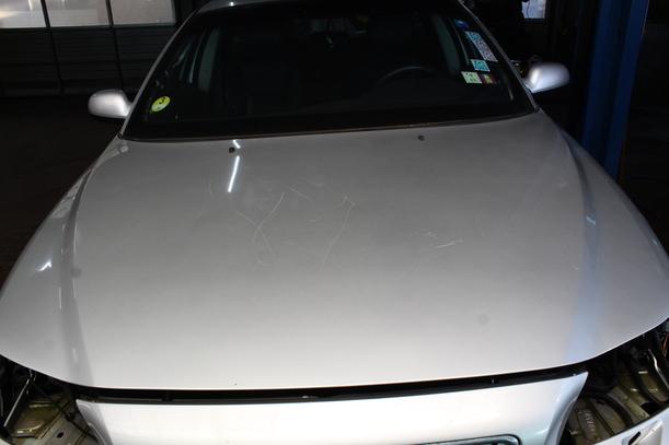 Foto: MOTORHAUBE eines Volvo V70 D5 Sport